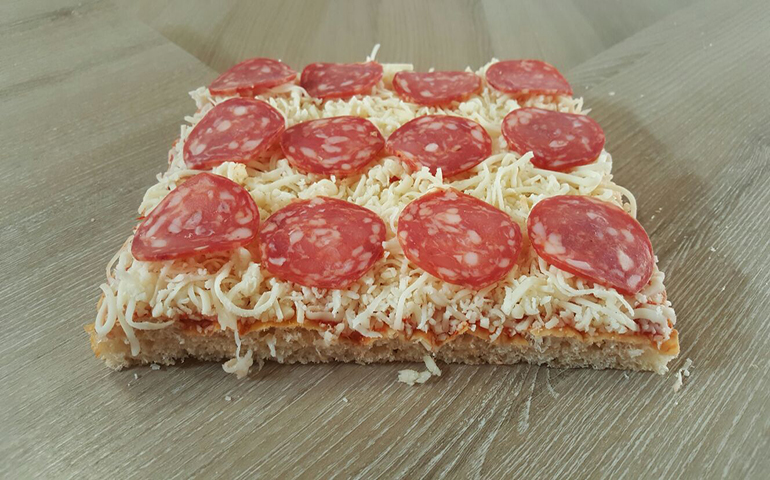 foto di una pizza al salamino piccante