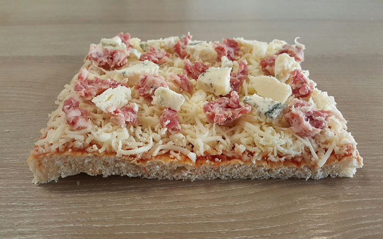 foto di una pizza con salsiccia e gorgonzola