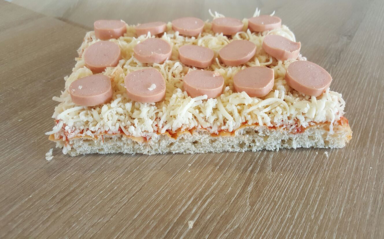 foto di una pizza con i wurstel